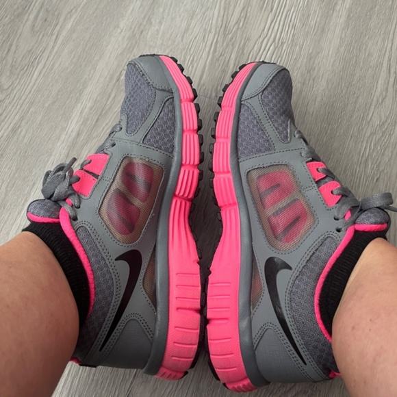 Nike Women's Dual Fusion ST2 Sneakers, Gray/Hot Pink Size 7 - Picture 4 of 16